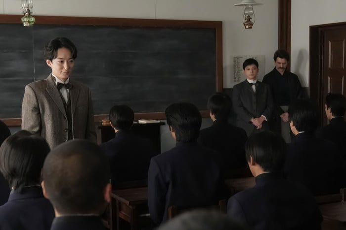 濱正悟、吉沢亮、トミー・バストウ「ばけばけ」第86話(C)NHK