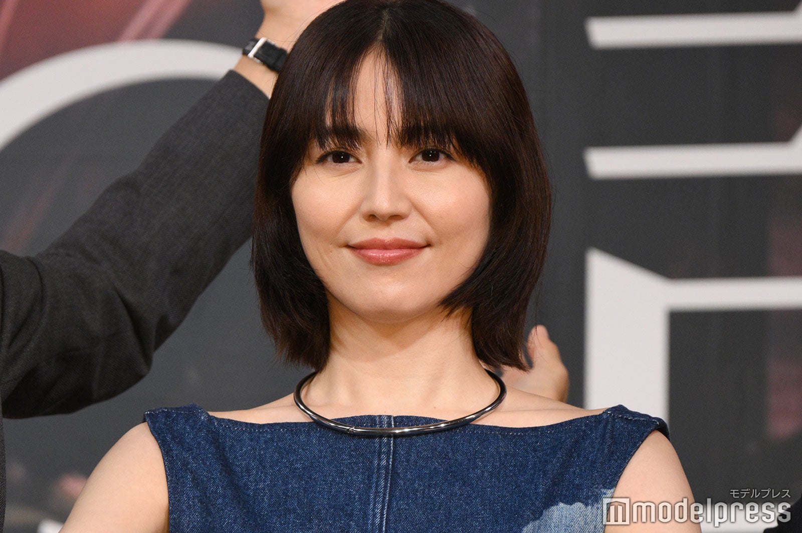 長澤まさみが大胆背中見せコーデ 長澤まさみ、背中ざっくりデニムドレスで美スタイル披露【スオミの話をしよう】 - モデルプレス