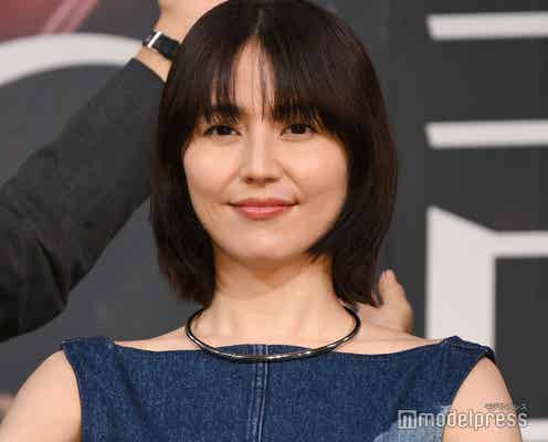 長澤まさみ、背中ざっくりデニムドレスで美スタイル披露【スオミの話をしよう】
