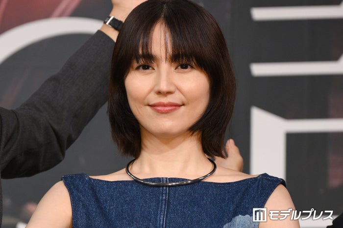 長澤まさみ、背中ざっくりデニムドレスで美スタイル披露【スオミの話をしよう】