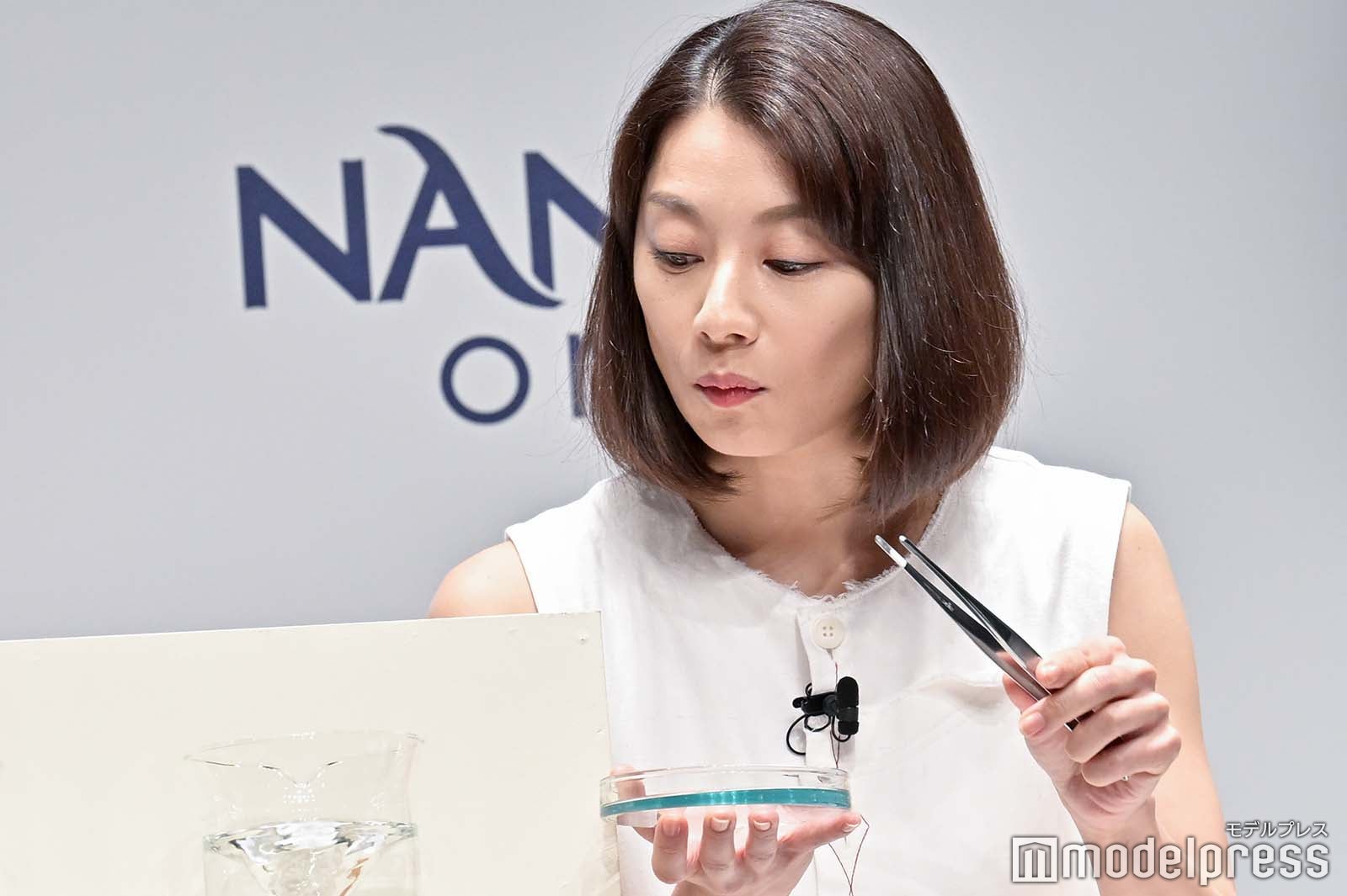 製品実験を行う小池栄子（C）モデルプレス