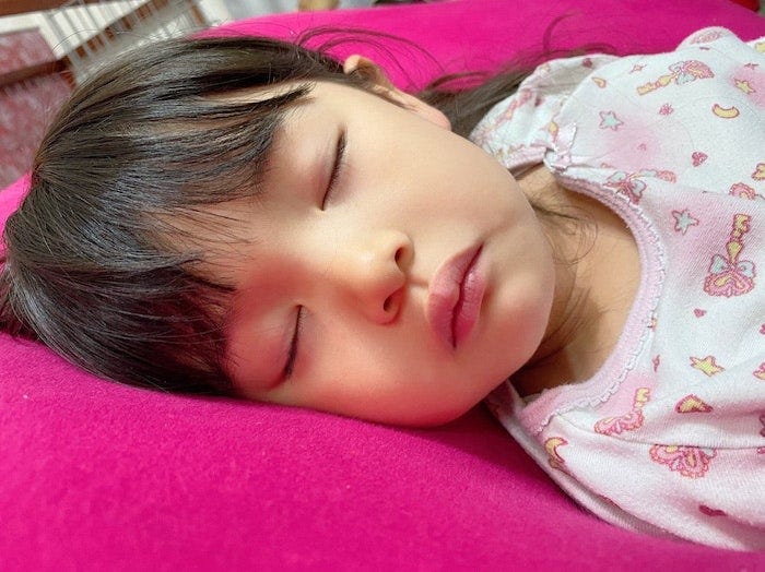 はんにゃ 川島の妻 変わらない娘の寝顔 いつだって唇が特徴的 モデルプレス はんにゃ 川島の妻 変わらない娘の寝顔 いつだって唇が特徴的 モデルプレス