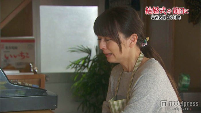 涙を流す香里奈/ドラマ『結婚式の前日に』第3話より(C)TBS