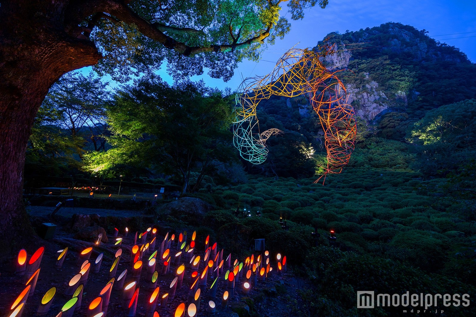 池周辺をアートが彩る／画像提供：御船山観光ホテル