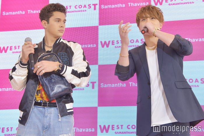 白濱先生の動きをしっかり確認する真面目なオースティン (C)モデルプレス