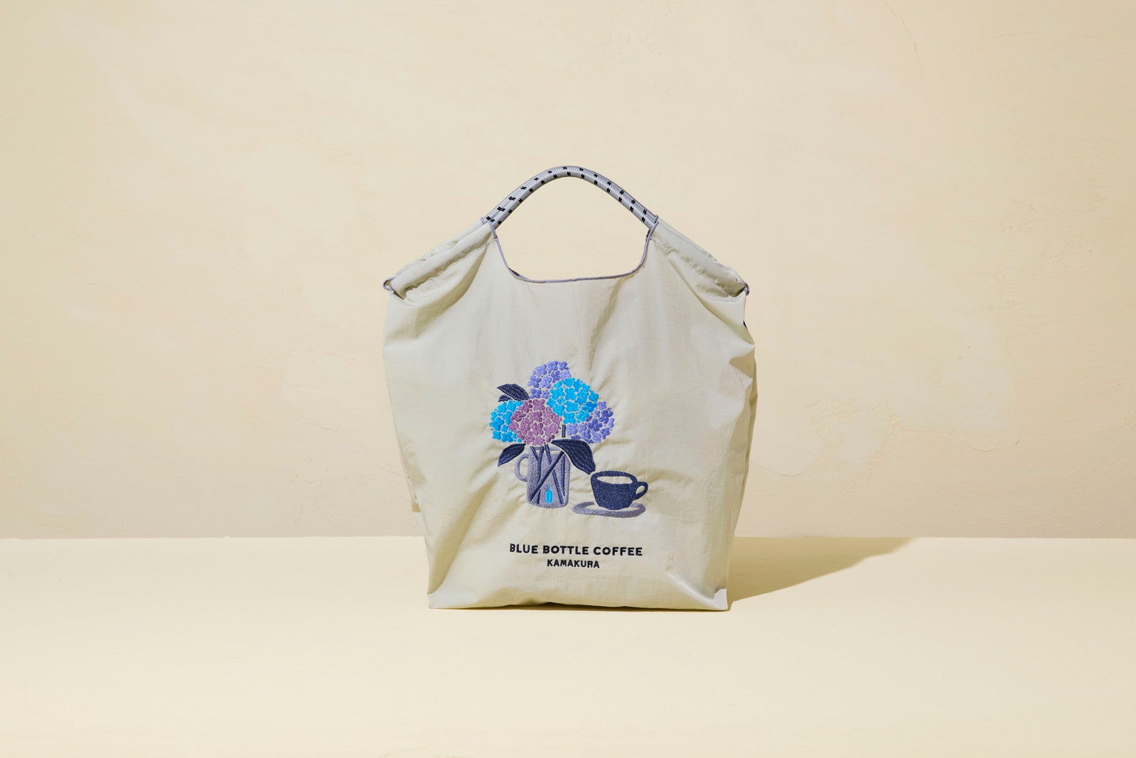 エンブロイダリーエコバッグ — 鎌倉 —　6,380円／提供画像