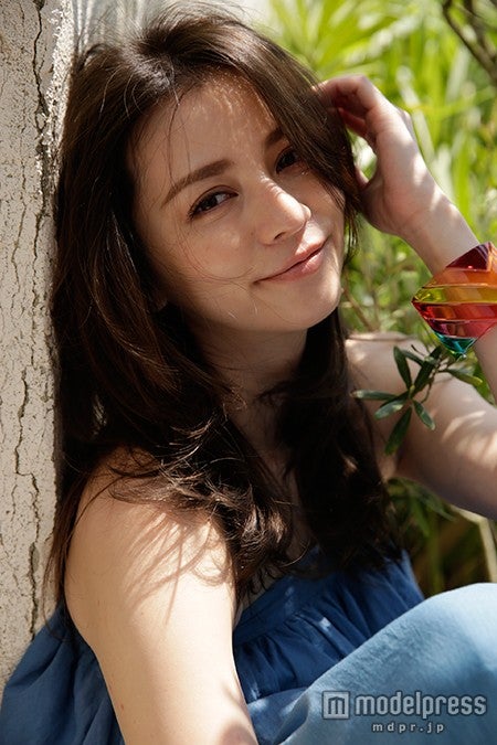 ダークカラーへとイメージチャンジした香里奈／「GINGER」未公開カット（C）曽根将樹