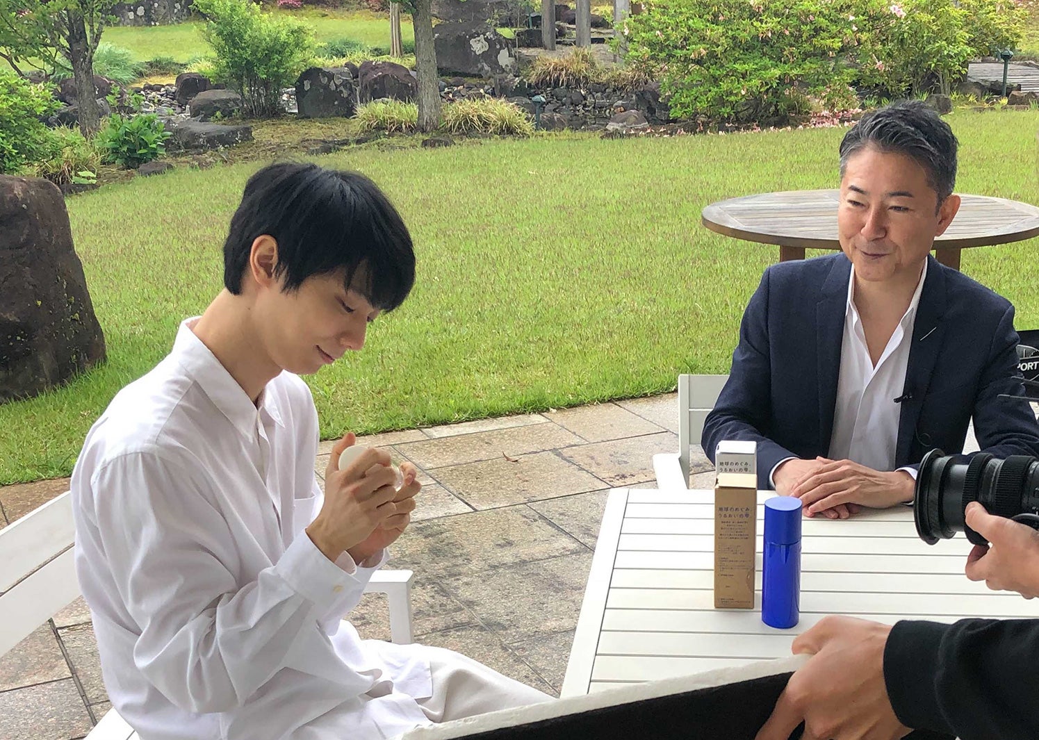 （左）羽生結弦選手（画像提供：講談社）