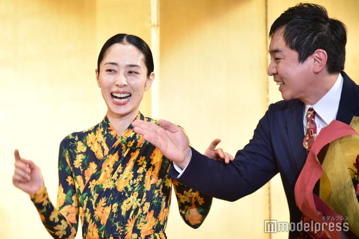 深津絵里、堀之内礼二郎氏 (C)モデルプレス