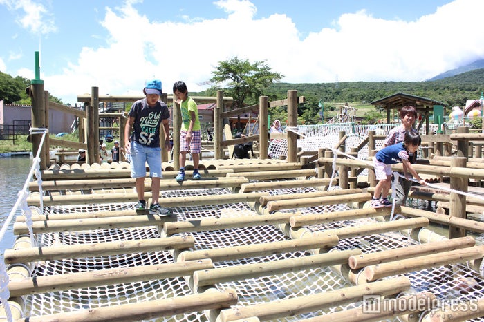 静岡の遊園地 ぐりんぱ に巨大水上アスレチックがオープン 湖上でドキドキ体験 女子旅プレス
