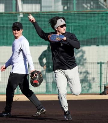 阪神新加入の伏見「全員としゃべります」 最優秀バッテリー賞捕手らしさ全開「コミュニケーションは絶対大事」