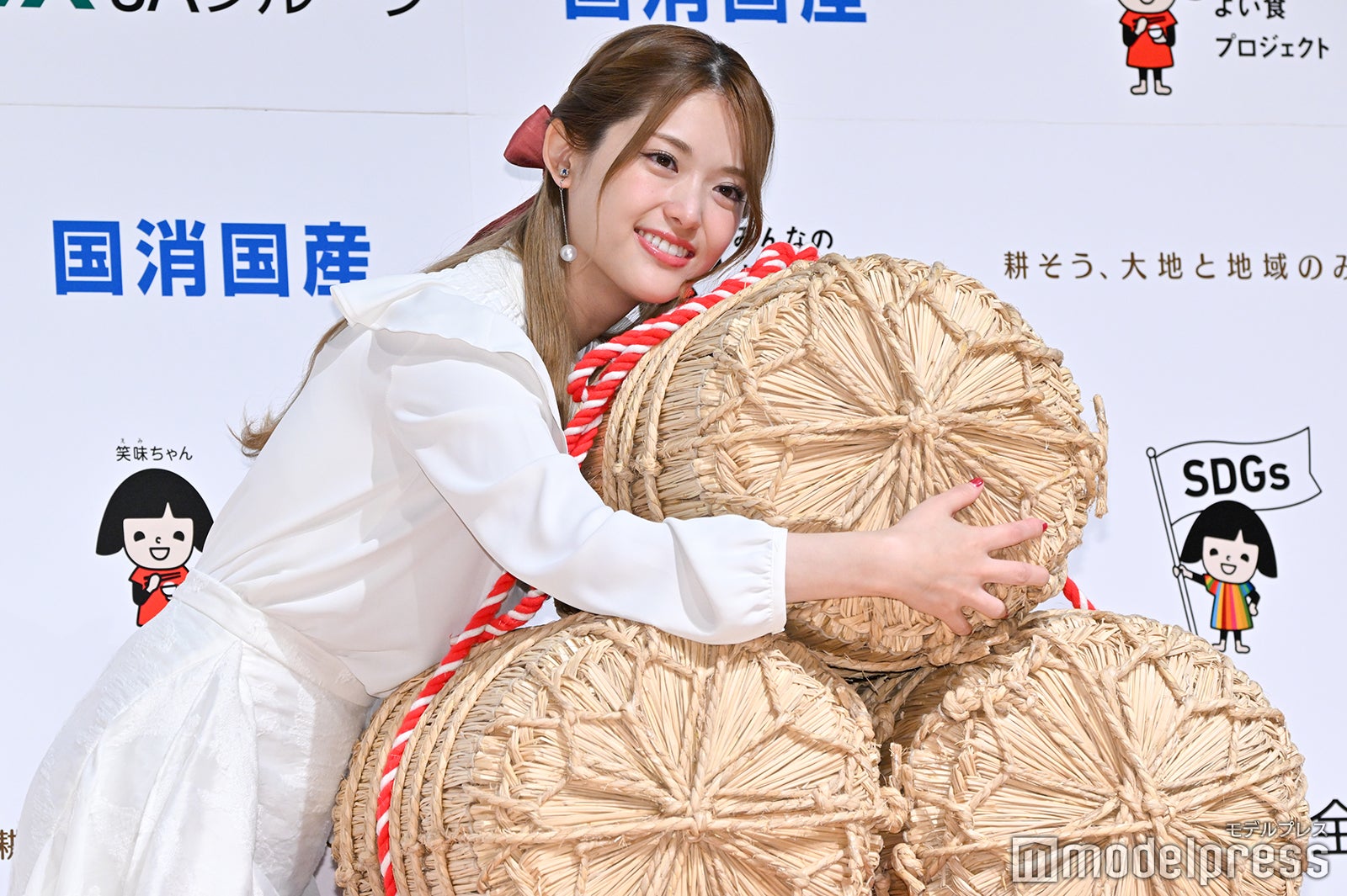 米俵を抱きしめる松村沙友理 （C）モデルプレス