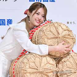 米俵を抱きしめる松村沙友理 （C）モデルプレス