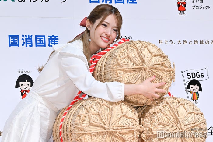 米俵を抱きしめる松村沙友理 (C)モデルプレス