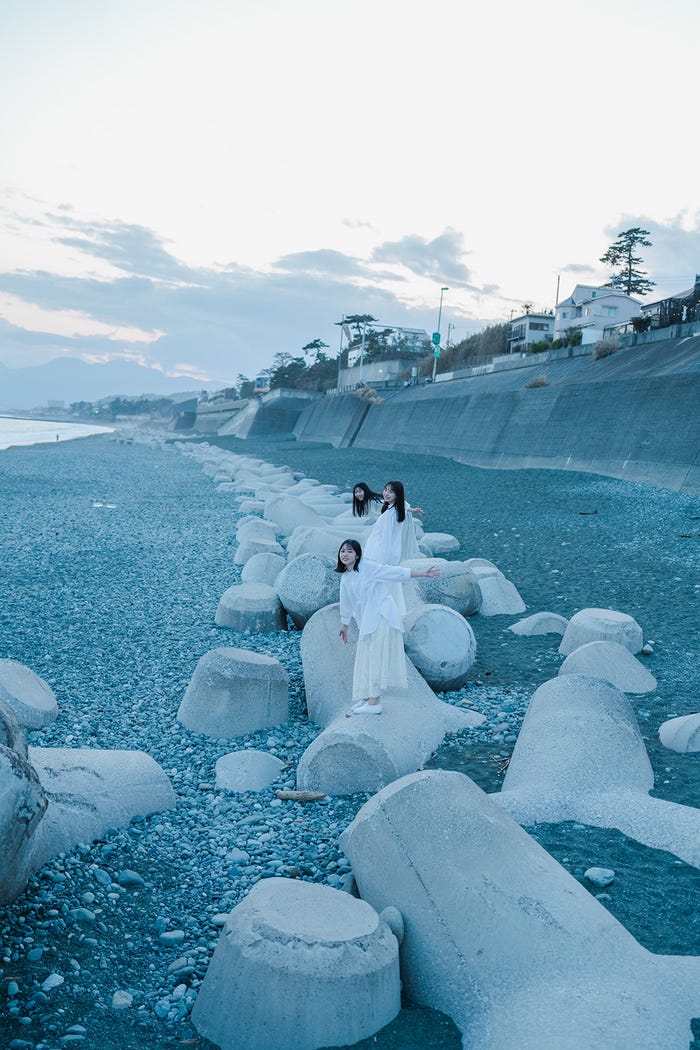 正源司陽子・渡辺莉奈・藤嶌果歩/撮影:HIROKAZU(東京ニュース通信社刊)