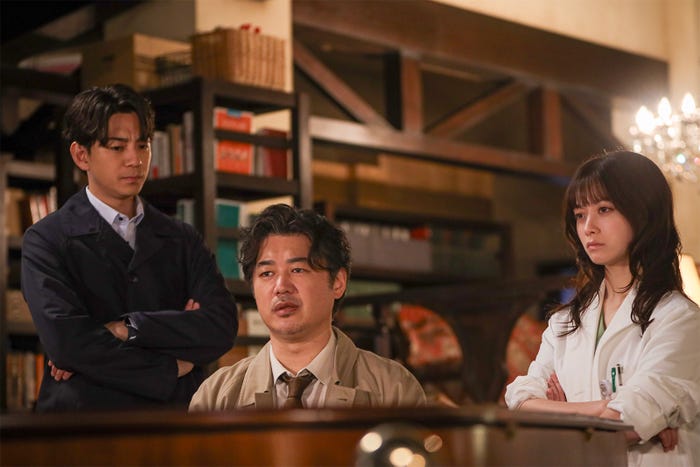 三浦翔平、平山浩行、橋本環奈「天久鷹央の推理カルテ」第4話(C)テレビ朝日