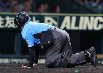 甲子園がアクシデントで騒然 名幸審判員がグラウンドに倒れ込む 佐藤輝が空振り→ワンバウンドしたボールがヘルメット直撃 佐藤輝も心配そうな表情