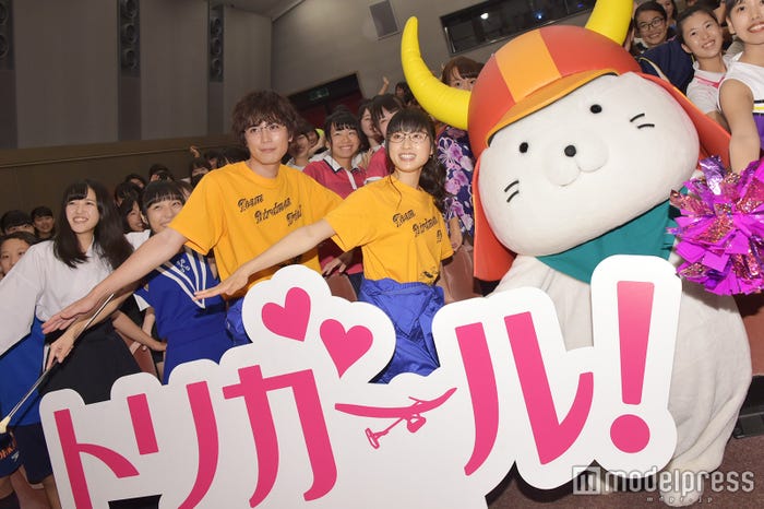 間宮祥太朗、土屋太鳳、ひこにゃん (C)モデルプレス