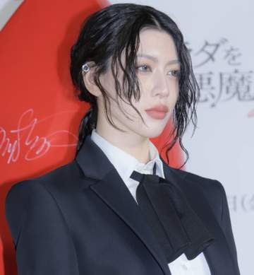 三吉彩花 背中のタトゥーは封印も、あっと驚く超ショートブラウス！ 圧倒的オーラで会場魅了