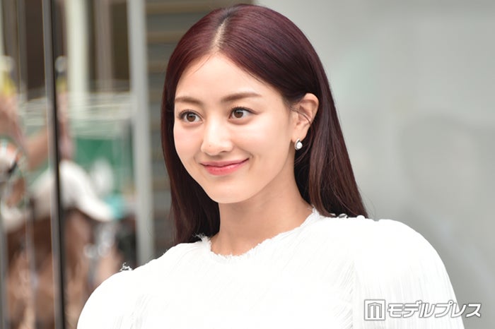 TWICEジヒョ、美ウエスト際立つブラトップ姿に反響「圧倒的な美」「異次元のスタイルですね」