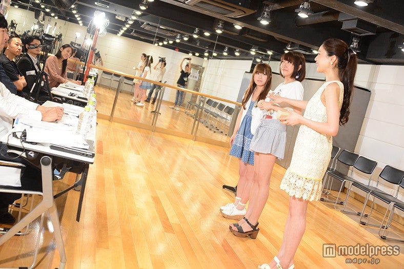 審査員に差し入れをするRe:ガールズ