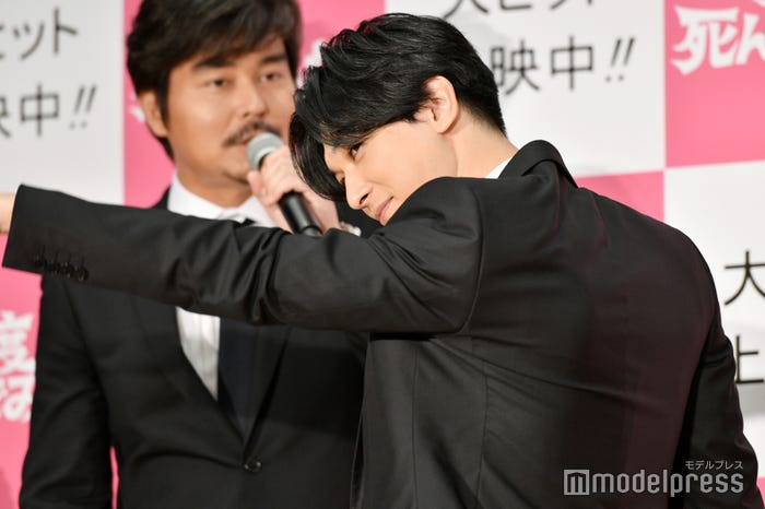 バッチリキメる吉沢亮(C)モデルプレス