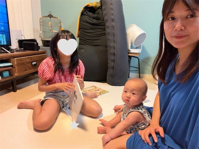 第3子妊娠中・小林礼奈、長女が次女へ絵本の読み聞かせ公開「良いお姉さんですね」