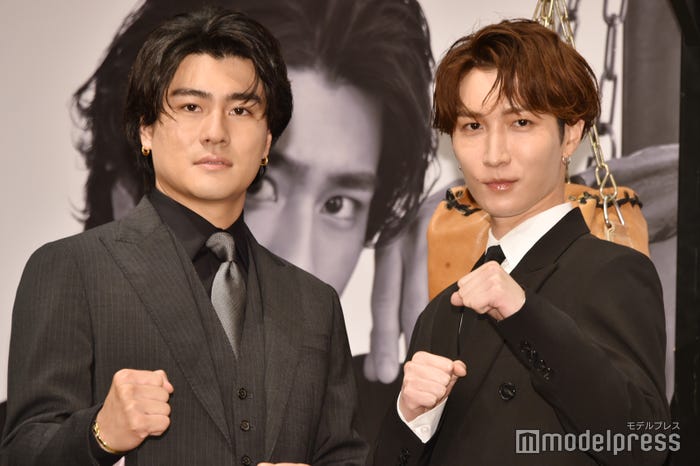 舞台「DREAM BOYS」製作発表に登壇した森本慎太郎、渡辺翔太(C)モデルプレス