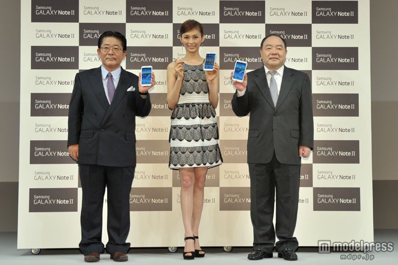 押切もえ（中央）