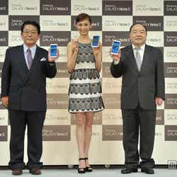 押切もえ(中央)