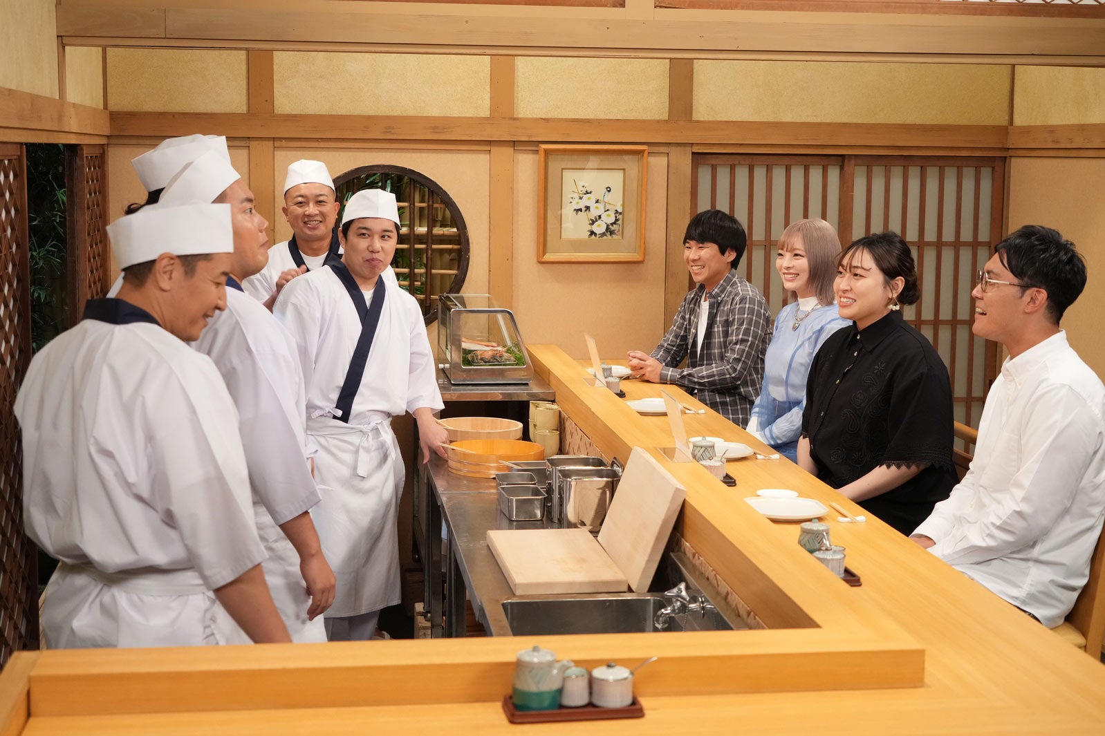 （左から時計回りに）長田庄平、岡部大、せいや、松尾駿、秋山寛貴、きゃりーぱみゅぱみゅ、丸山礼、菊田竜大（C）フジテレビ