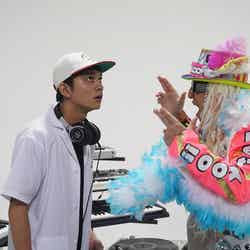 （左から）北村匠海、DJ KOO（C）2020イーピャオ・小山ゆうじろう／集英社・映画「とんかつDJアゲ太郎」製作委員会