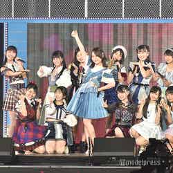 高橋朱里とAKB48メンバー「AKB48グループ感謝祭～ランクインコンサート～」 （C）モデルプレス