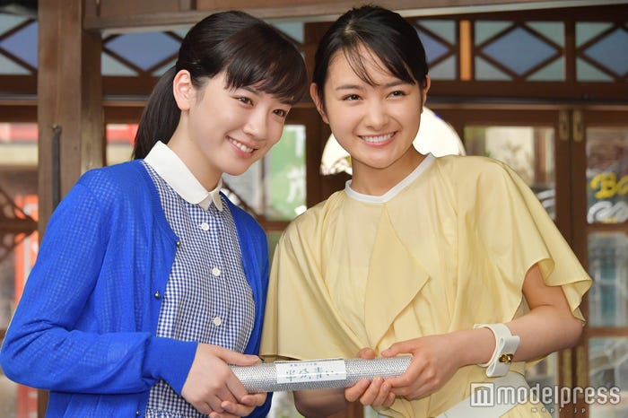 結果、仲良く前を向いて持つことになった永野芽郁と葵わかな (C)モデルプレス