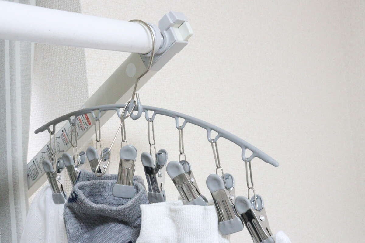 ダイソー マルチクリップハンガー(クリップ8個) ダイソーのマルチクリップハンガー(クリップ8個)で小物を干す