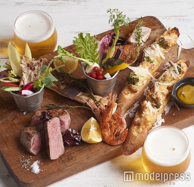 「牛肉、 鶏肉、 まこも茸のココットローストスパイシーオリエンタルソース」を中心としたコース仕立ての料理／画像提供：サザビーリーグ　アイビーカンパニー