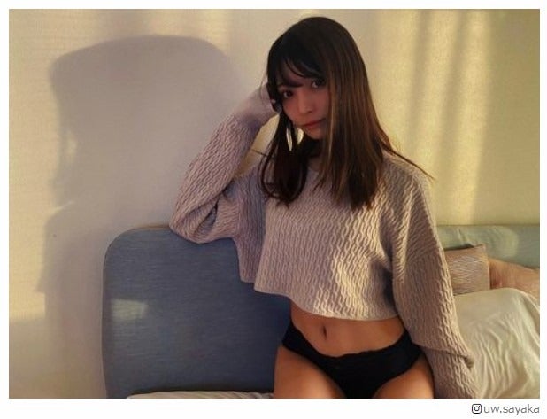 “インスタグラビアの女王”似鳥沙也加、へそ出しニット姿披露「エモい」「スタイル抜群」と反響