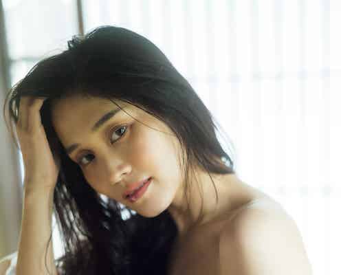 高橋凛、浴衣はだけさせ大人の色気 胸元ざっくりドレスも披露