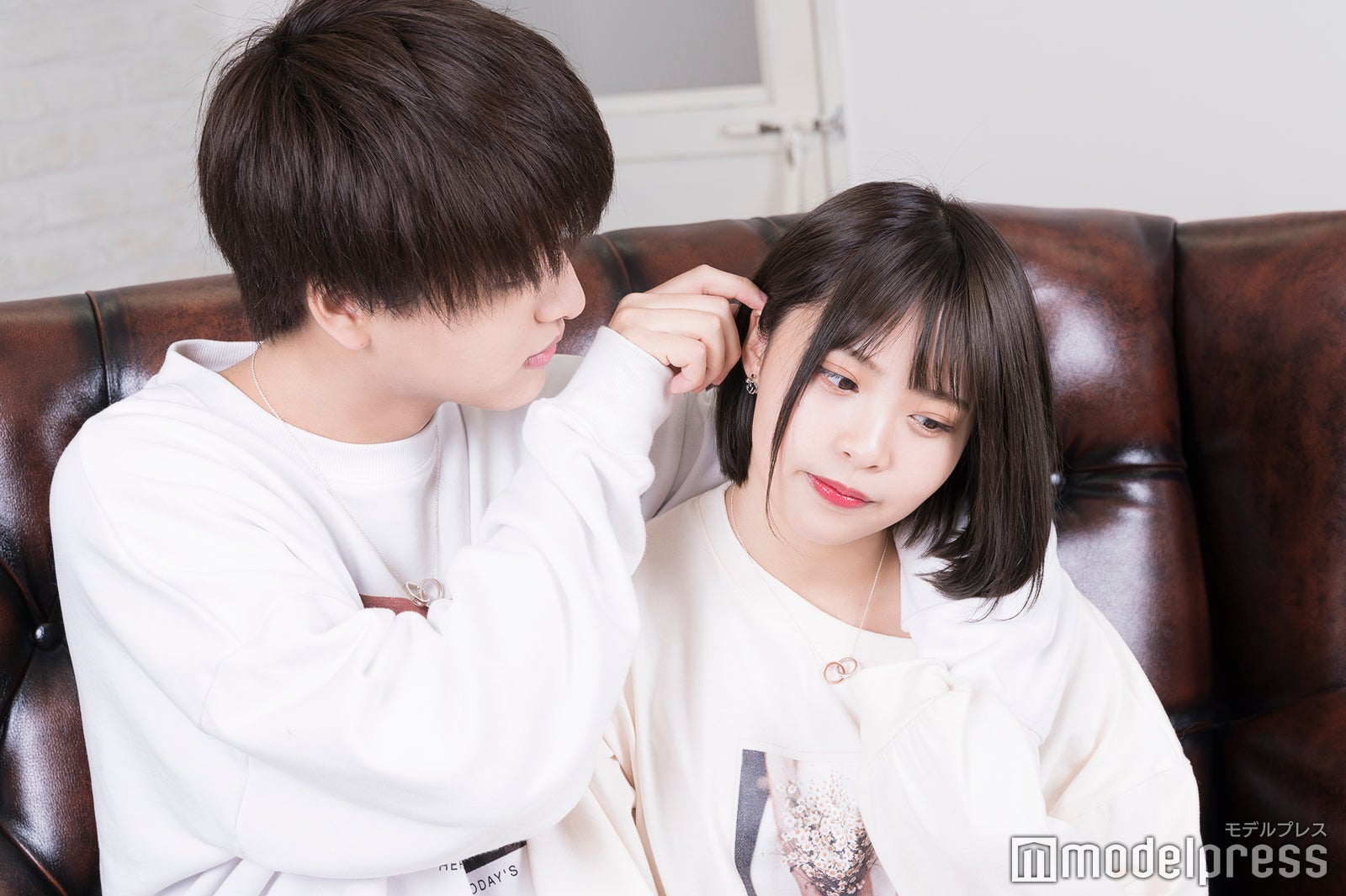 熊谷仁志、向葵まるの髪の毛を整える （C）モデルプレス