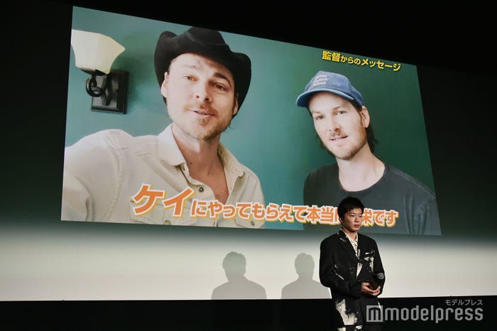 監督からのサプライズビデオメッセージを観ている田中圭(C)モデルプレス
