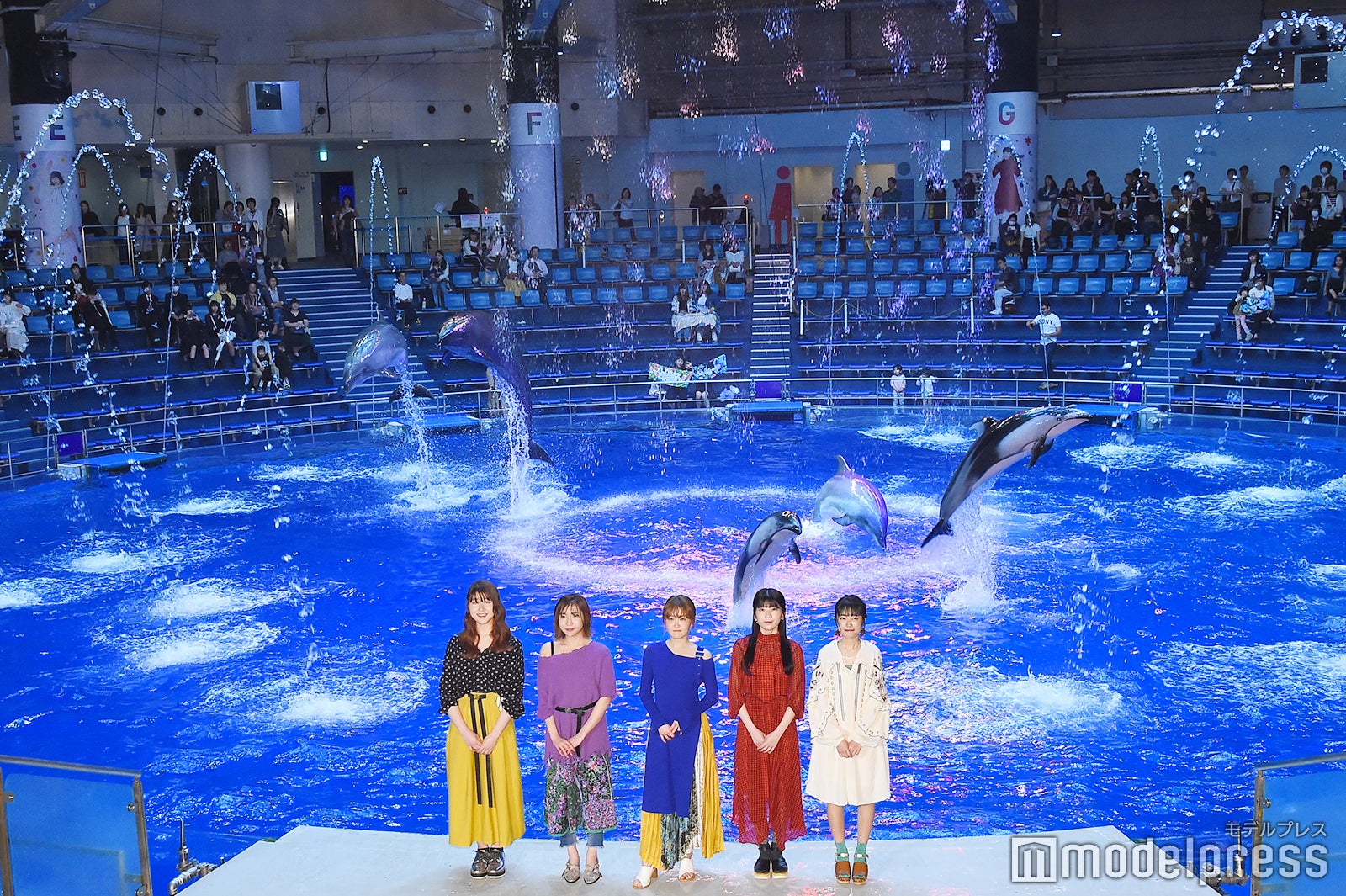 リトグリとイルカ（左から）かれん、MAYU、芹奈、manaka、アサヒ（C）モデルプレス