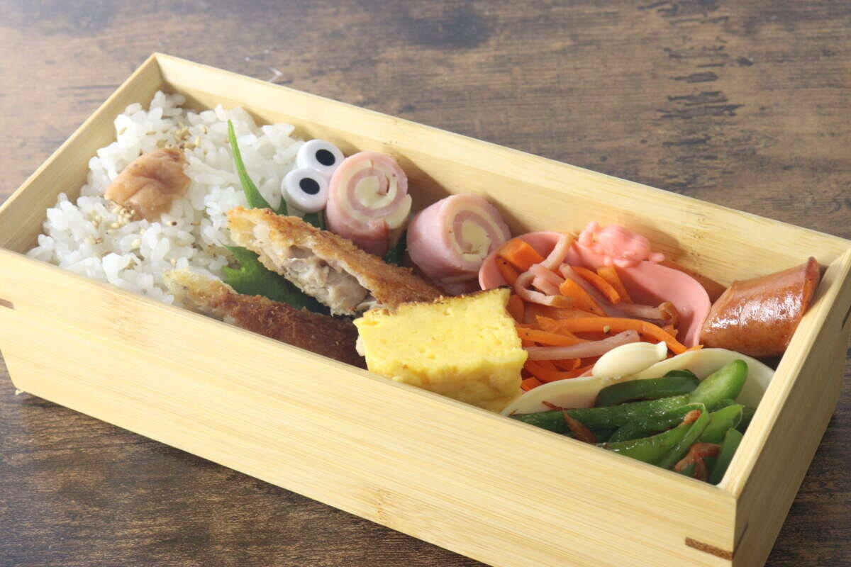 ぎょろ目ピックスが刺さったおかず入りのお弁当 ぎょろ目ピックスが刺さったおかず入りのお弁当