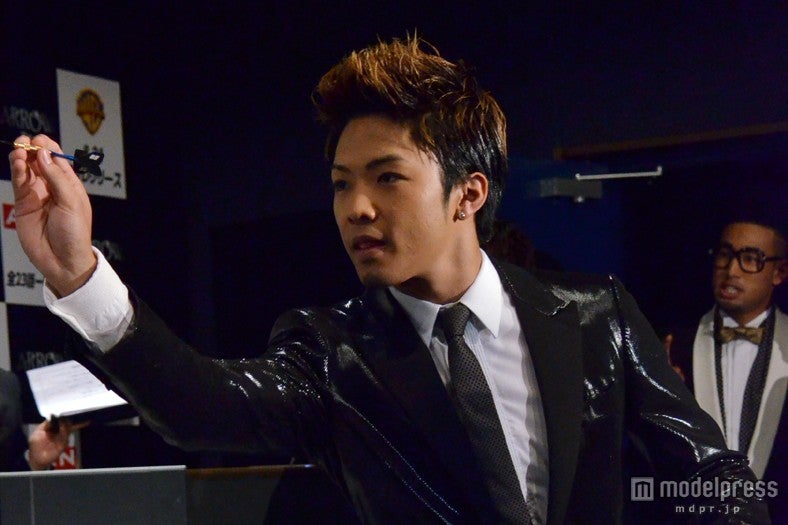 ダーツ対決に挑戦する数原龍友