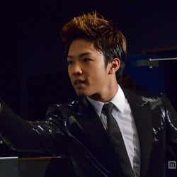 ダーツ対決に挑戦する数原龍友