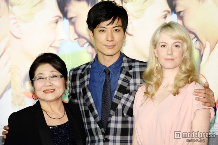 (左から)泉ピン子、玉山鉄二、シャーロット・ケイト・フォックス