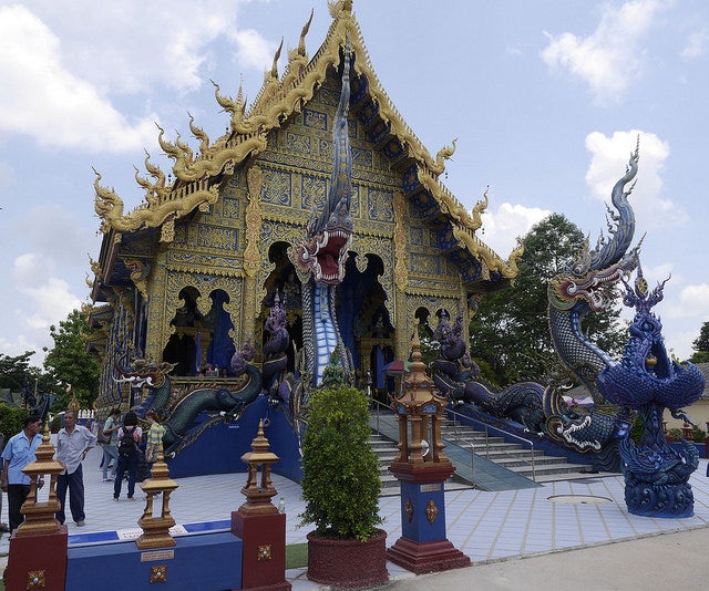 Wat Rong Suea Ten (Templo Azul), Chiang Rai, Tailandia by Edgardo W. Olivera