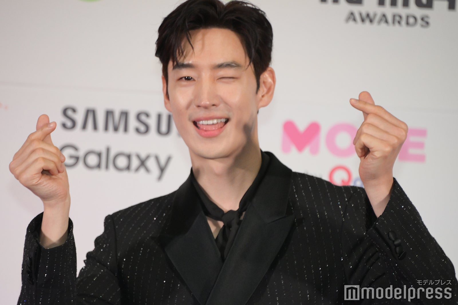 お茶目にポーズを繰り出すイ・ジェフン（C）モデルプレス