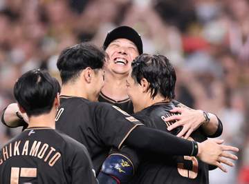 阪神・藤川監督「ファンの方が打たせてくれた」 九回に佐藤輝、大山の2者連発でサヨナラ決着 殊勲の2人を抱き寄せる