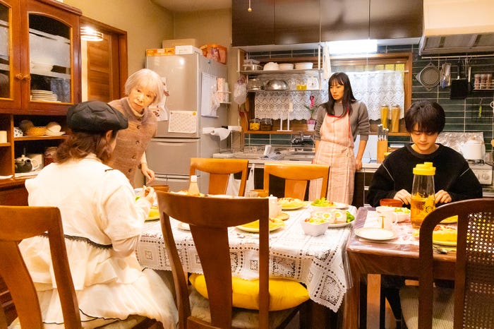 宮澤エマ、三田佳子、菅野美穂、鈴鹿央士「ゆりあ先生の赤い糸」第7話より(C)テレビ朝日