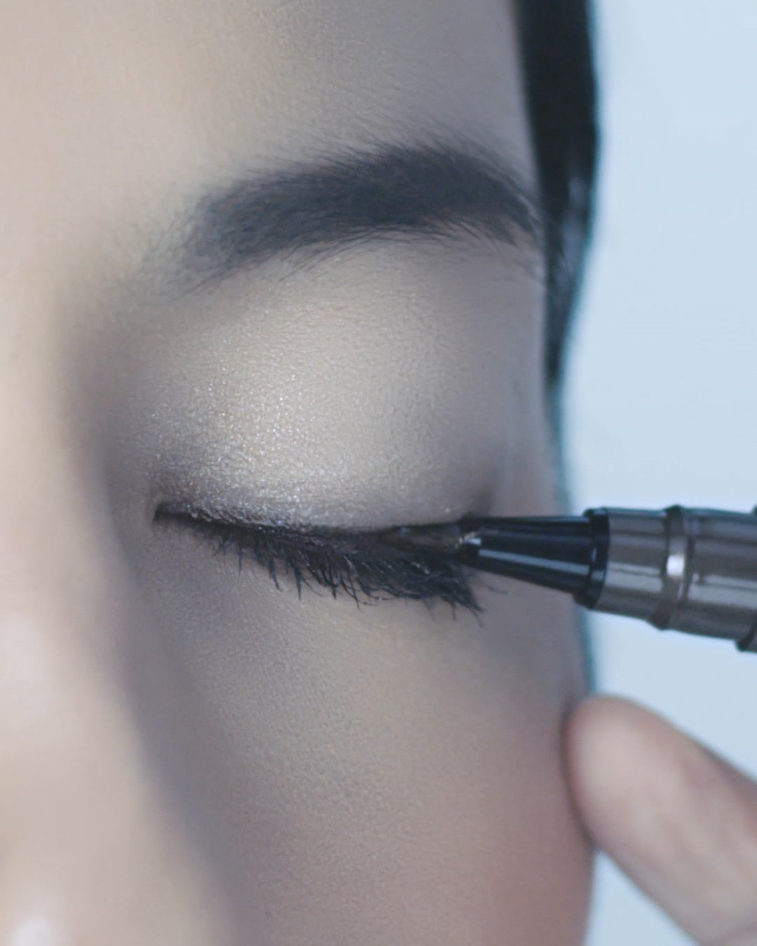 動画ではアイラインを引くシーンも紹介